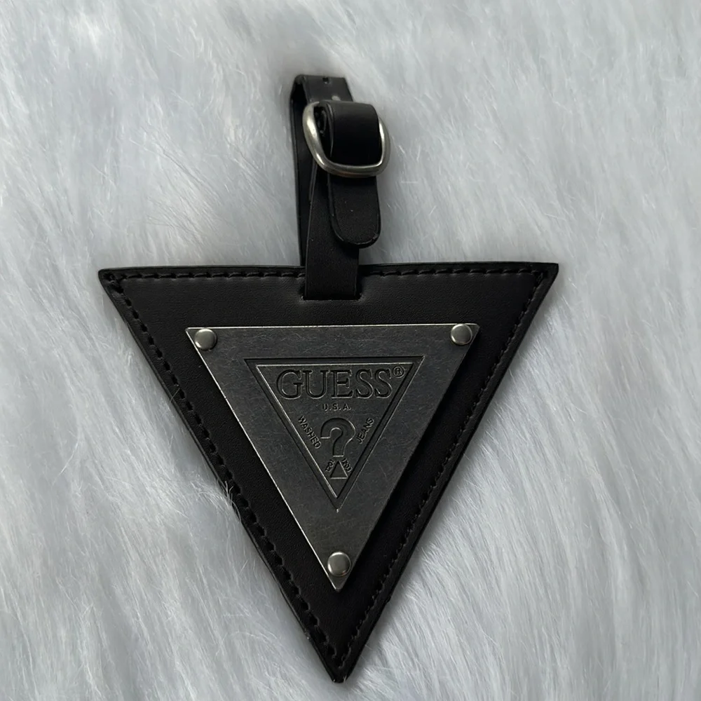 New GUESS Triangle Key Ring - Picture 4 of 4